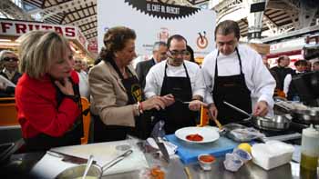 La alcaldesa de Valencia, Rita Barberá, con Jorge Vicente Bretón, chef de La Sucursal